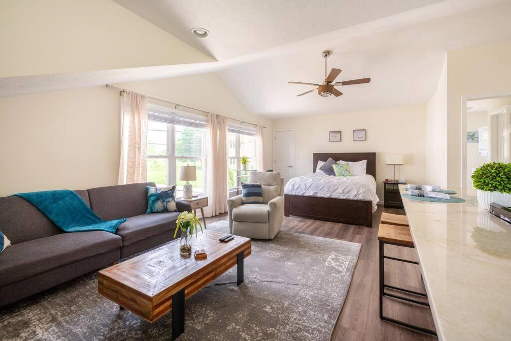 Studio Suite 5 Minutes To Downtown Индианаполис Екстериор снимка