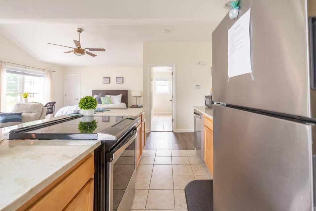 Studio Suite 5 Minutes To Downtown Индианаполис Екстериор снимка